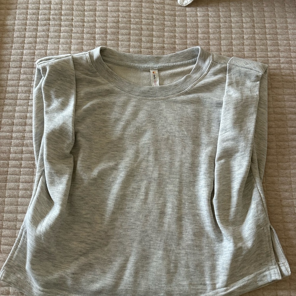 Cropped sleeveless sweatshirt top